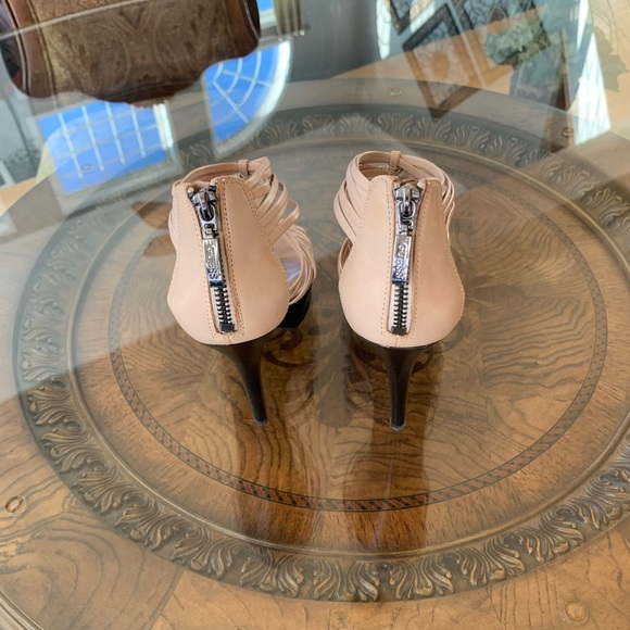 🤍 GUESS Heels 🤍 - Picture 7 of 8